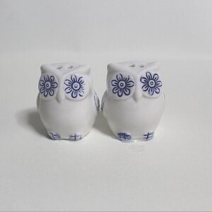 Vintage porcelain owl salt and pepper shaker, blue & white